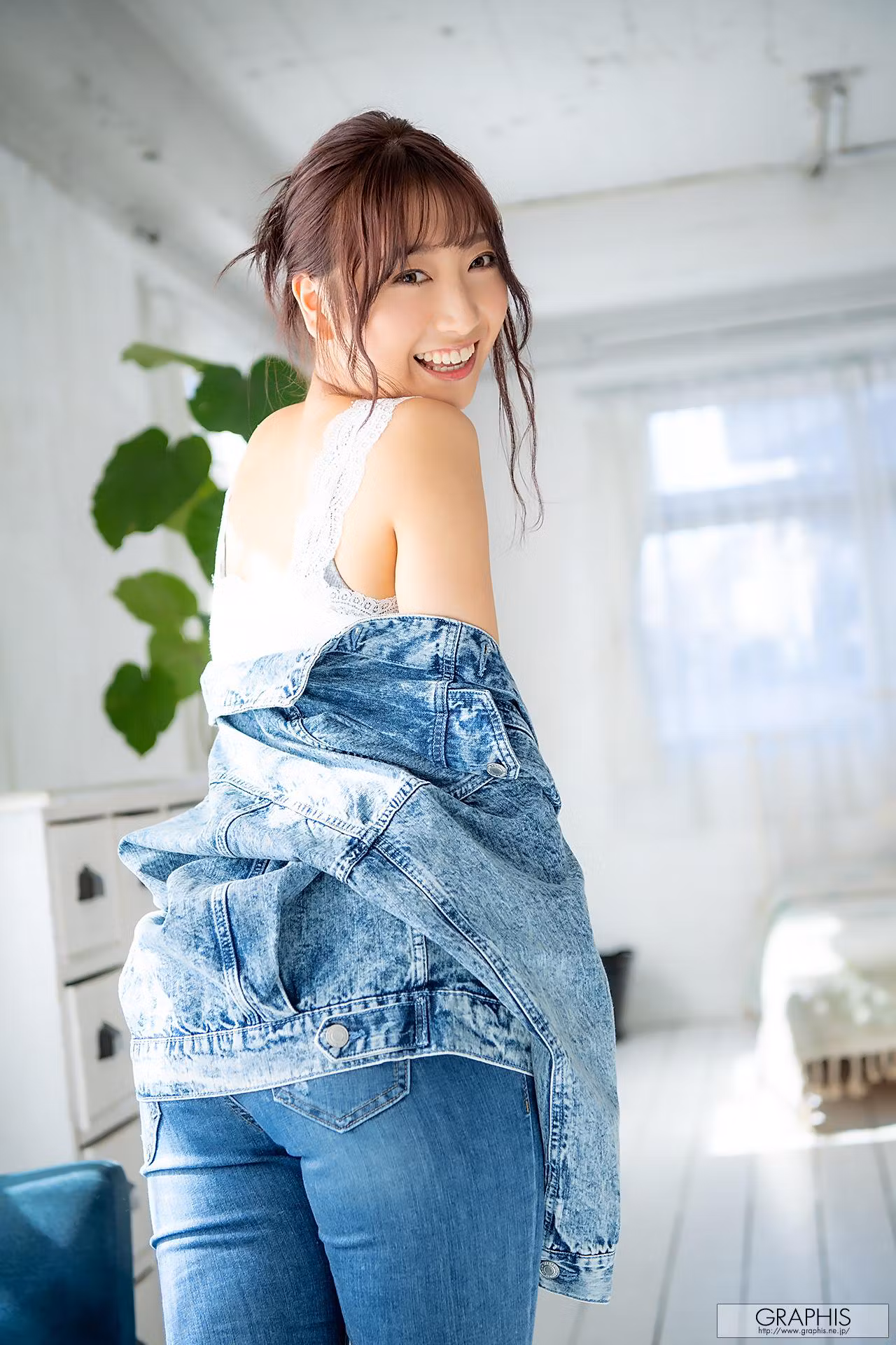 温馨室内窗前背景下的可爱风骚私房清纯少女诱惑
